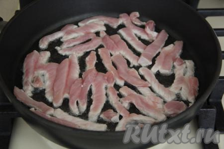 Свинину нарезать на длинные брусочки. Разогреть в сковороде растительное масло, затем выложить брусочки мяса в один слой, жарить на среднем огне.