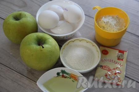 Подготовить продукты для приготовления бисквитно-яблочного рулета.