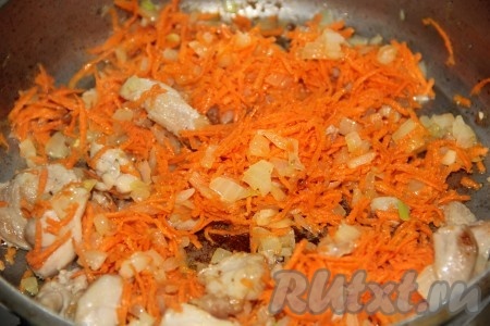 Когда лук подрумянится, отправляем в сковороду морковь. Морковь можно натереть на терке, а можно нарезать мелкими брусочками, для более ярко выраженного вкуса.