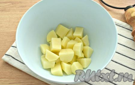 Картошку нарезаем на крупные кубики и перекладываем в миску.