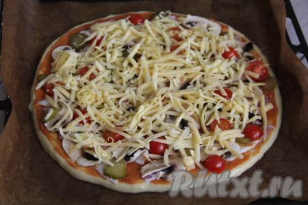 Посыпать сверху натёртым сыром и поставить в разогретую духовку. Выпекать пиццу "Молния" минут 15 при температуре 200 градусов.