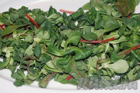 На блюдо выложить листья зеленого салата.