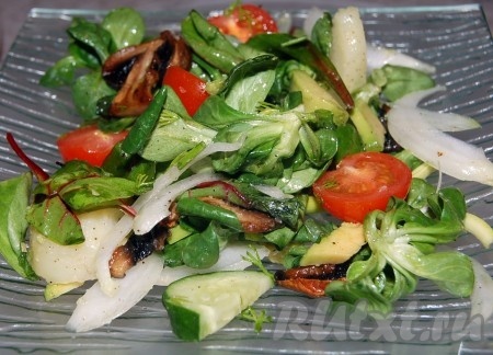 Постный салат с грибами и авокадо готов, можно раскладывать по тарелкам и приступать к трапезе. 