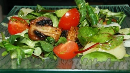 Постный салат с грибами и авокадо готов, можно раскладывать по тарелкам и приступать к трапезе.