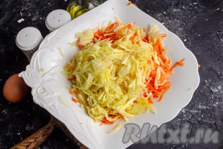 Кабачок вымойте, если кожица толстовата и семечки крупные, тогда удалите их. 250 грамм подготовленного кабачка натрите на крупной тёрке и выложите к картошке с чесноком и морковкой. 
