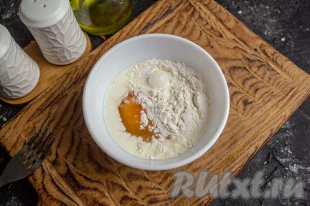 Приготовьте заливку, для этого вбейте куриные яйца в мисочку, добавьте молоко, муку. 
