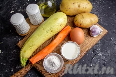 Подготовьте необходимые продукты для приготовления в духовке запеканки из кабачков и картофеля. 