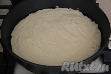 Сковороду (у меня сковорода диаметром 25 сантиметров) смазать растительным маслом. Выложить тесто и разровнять.