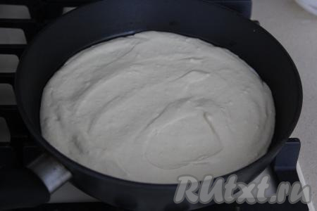 Сковороду (у меня сковорода диаметром 25 сантиметров) смазать растительным маслом. Выложить тесто и равномерно распределить его по дну сковороды. 