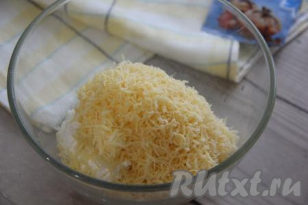 Перетереть творожно-яичную массу вилкой до однородности, затем добавить сыр, натёртый на мелкой тёрке. 