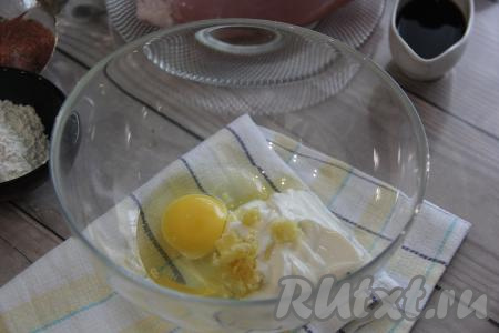 Для приготовления кляра в миске соединить сметану, яйцо и пропущенные через пресс зубчики чеснока.