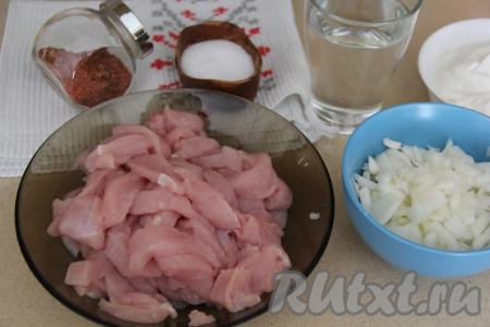 Подготовить продукты для приготовления филе индейки в сметанном соусе на сковороде. Нарезать филе индейки на небольшие кусочки. Нарезать мелко очищенную луковицу.