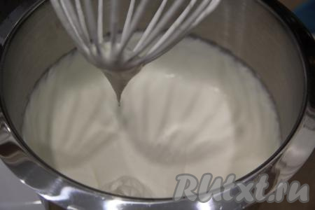 Для приготовления крема охлаждённые сливки взбить миксером с сахарной пудрой до мягких пиков.