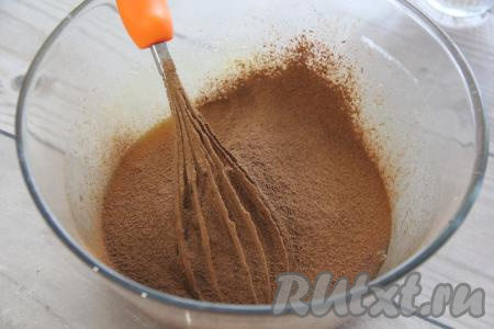 Всыпать соль и просеянное через сито какао, перемешать.