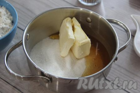 В сотейнике (или кастрюле) соединить сахар, сливочное масло и мёд, поставить на огонь.