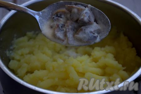 Готовый грибной соус добавить к горячему картофельному пюре, хорошо перемешать. Консистенцию картофельного пюре с шампиньонами регулируйте по своему вкусу, например, можно добавить ещё немного горячих сливок.