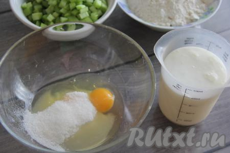 В одну миску вбить яйца, всыпать сахар, взбить миксером в течение 5 минут.