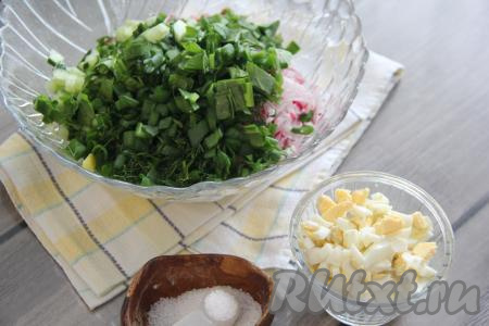 Выложить в салатник огурец, укроп, щавель, зелёный лук, добавить нарезанные на небольшие кубики яйца, посолить окрошку по вкусу.