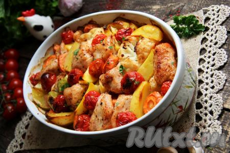 Подать вкусное, сытное, яркое блюдо из филе индейки с овощами к столу в горячем виде.