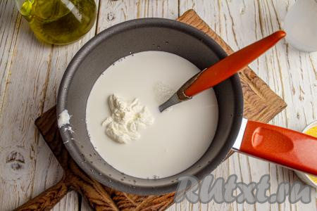 Сливки (или жирное молоко) влейте в сотейник с толстым дном, добавьте сметану, перемешайте, доведите до кипения, посолите.
