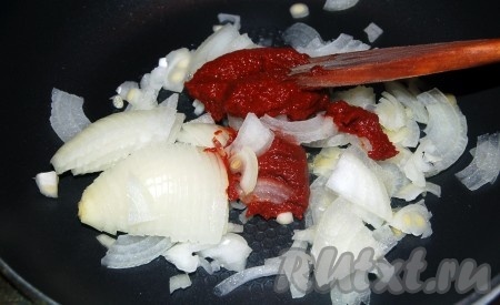 Лук репчатый нарезать мелкими кусочками, добавить томатную пасту, обжарить на растительном масле и добавить в суп.