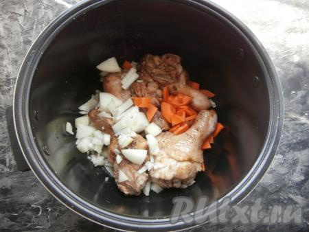 Затем к голеням добавить произвольно нарезанные лук и морковь, перемешать и обжаривать в течение времени, оставшегося до окончания программы "Жарка", иногда помешивая.