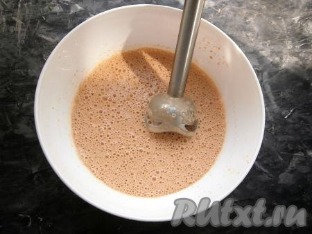 Тщательно взбить молоко (или сливки) с варёной сгущёнкой погружным блендером до пышной пены.