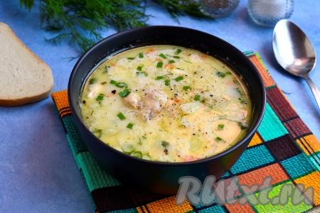 Очень ароматный и вкусный сырный суп с курицей разлить из чаши мультиварки по тарелкам и сразу подать к столу. Это сытное первое блюдо отлично впишется в семейное меню!