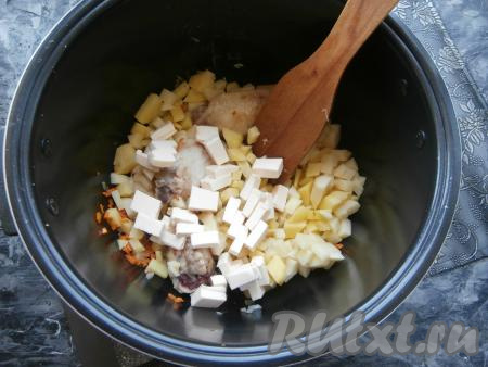 Сюда же сразу добавить нарезанный кубиками плавленый сыр.