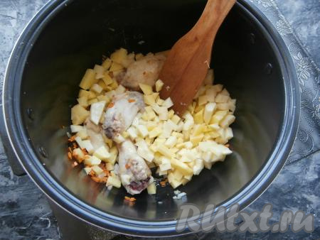 Обжаривать кусочки курицы, периодически перемешивая, до звукового сигнала. Затем добавить очищенный и нарезанный на небольшие кубики картофель.
