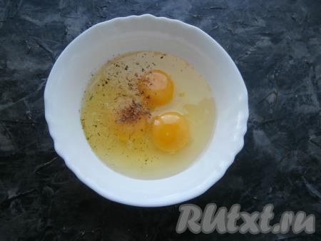 Яйца разбить в миску, добавить соль, приправу, специи.