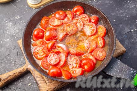 К помидорам добавьте половник бульона, в котором варится паста, поперчите, если нужно, подсолите. 