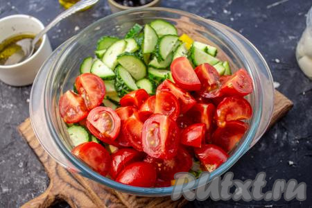 Огурцы и помидоры промойте и обсушите. Огурцы нарежьте на полукружочки (или кружочки), помидоры нарежьте на дольки и переложите овощи в салатник.