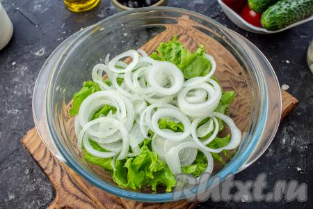 Репчатый лук очистите и нарежьте на тонкие кружочки, добавьте в салатник.