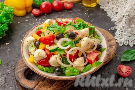 Сочный, яркий, ароматный греческий салат с моцареллой можно предложить как самостоятельное блюдо на ужин или дополнить его запечённым мясом, рыбой.