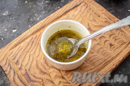 Первым делом приготовьте заправку, для этого в отдельной ёмкости соедините оливковое масло, лимонный сок, сушёные орегано и базилик, перемешайте.