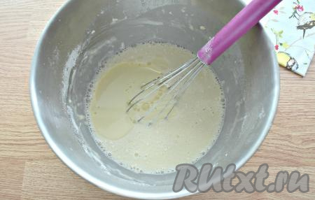 Тесто для блинов должно получиться жидким, однородным, вливаем в него 2 столовых ложки масла, перемешиваем и даём постоять 10-15 минут, накрыв миску тканевым полотенцем.