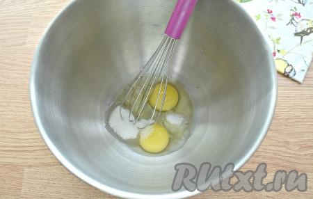 Вначале замесим блинное тесто, для это разбиваем в миску куриные яйца, всыпаем к ним сахар и соль.