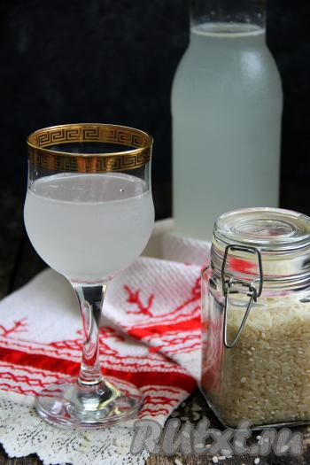 Процедить квас, приготовленный из риса и изюма, разлить по бутылкам, охладить в холодильнике и можно подавать приятно освежающий напиток к столу.