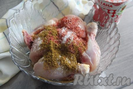 Кусочки курицы выложить в миску, добавить к ним паприку, специи и соль.