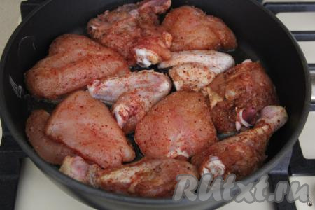 В сковороду влить растительное масло и хорошо разогреть, затем выложить кусочки курицы в один слой.