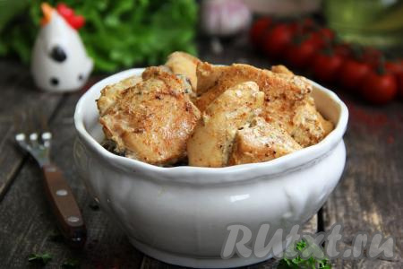 Кусочки курицы в сметанном соусе на сковороде