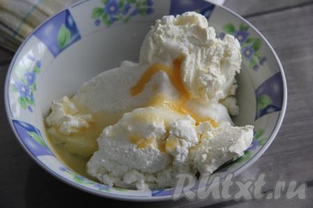Соединить творог, творожный сыр и яйцо в объёмной миске, всыпать сахар.
