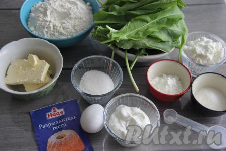 Подготовить продукты для приготовления пирога с творогом и щавелем. Сливочное масло растопить (например, в микроволновке), остудить его.
