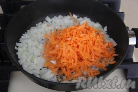 Затем в сковороду добавить натёртую на крупной тёрке морковку.