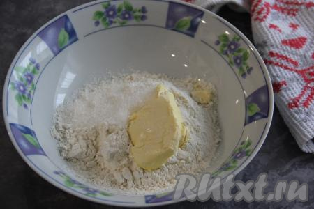 Теперь замесим песочное тесто, для этого в миске нужно соединить муку, сахар и кусочки холодного сливочного масла.