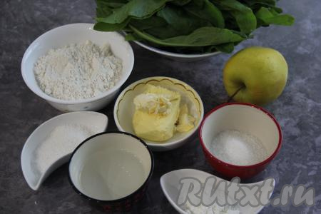 Подготовить продукты для приготовления пирога со щавелем и яблоками. Щавель вымыть и обсушить. Яблоко помыть, при желании, можно его очистить от кожуры.