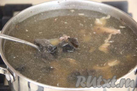 В конце варки посолить грибной суп по вкусу, накрыть крышкой. Снять с огня и дать настояться минут 15.