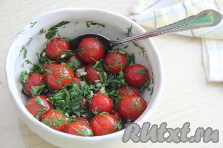 Перемешать помидоры черри с зеленью, чесноком и маринадом, поставить в холодильник на 1-2 часа. 