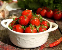 Маринованные помидоры черри с чесноком быстрого приготовления